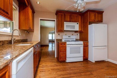 715 Iris St, Franklin Square, NY 11010 - photo 6