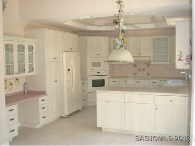 Eat In Kitchen w/desk