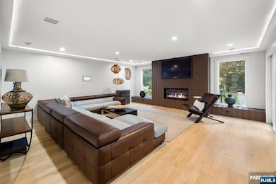 827 Alden Rd, Paramus, NJ 07652 - photo 4