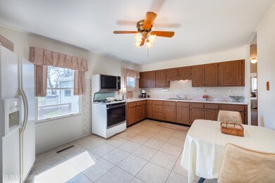 527 Waco Ln, Carpentersville, IL 60110 - photo 4