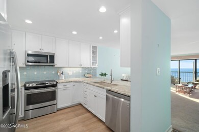 Kitchen w/ bar seating