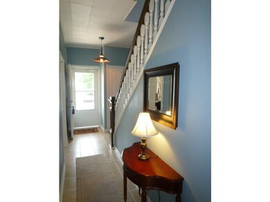 Entry/Foyer.