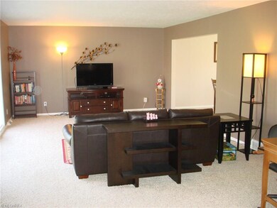 Neutral colors in the large livingroom with plenty