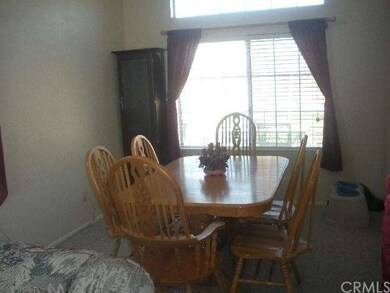 FORMAL DINING ROOM INVITES FRIENDS AND FAMILY TO G