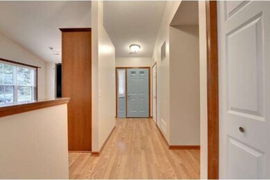 Hardwood entry, open spaces!