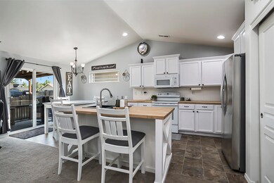 754 NW Green Forest Cir, Redmond, OR 97756 - photo 4