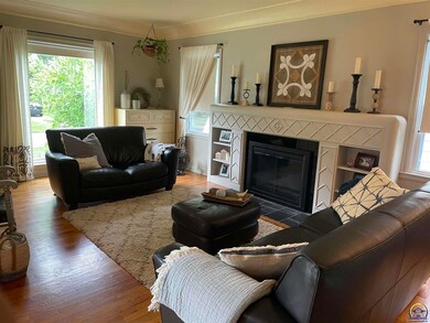 311 SW Hillside Ave, Topeka, KS 66611 - photo 2