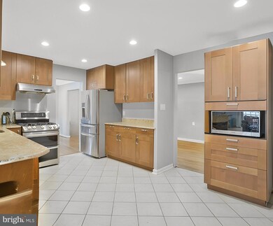 6822 Rolling Rd, Springfield, VA 22152 - photo 4