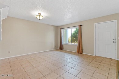 05-Living Room & Entry