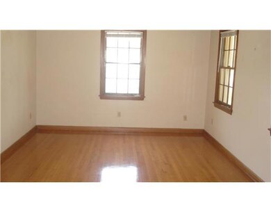 Living Room. LIVING ROOM MEASURES 20 X 11 HAS BEAU