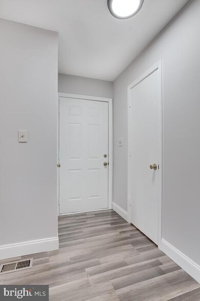 6807 Central Hills Ct, Hyattsville, MD 20785 - photo 6
