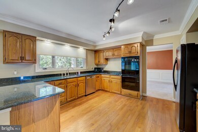 15416 Snowhill Ln, Centreville, VA 20120 - photo 2