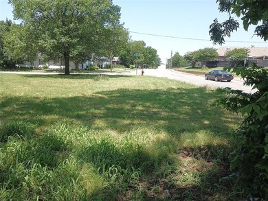 View of grassy yard