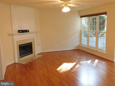 9242 Cardinal Forest Ln unit 9242A-, Lorton, VA 22079 - photo 4