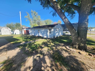 202 N Victor St, Christopher, IL 62822 - photo 7