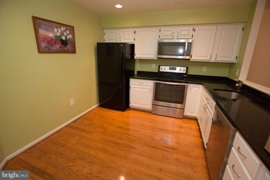 5719 Mayfair Manor Dr, Rockville, MD 20852 - photo 6