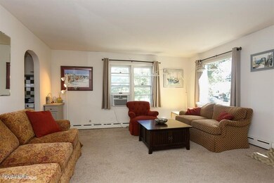 02_120SBarton_1_LivingRoom_LowRes