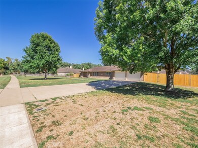 335 S Shirley St, Alvin, TX 77511 - photo 4