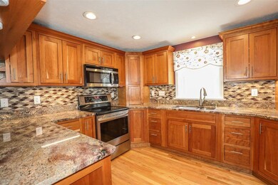 98 Heather Cir, Auburn, NH 03032 - photo 4