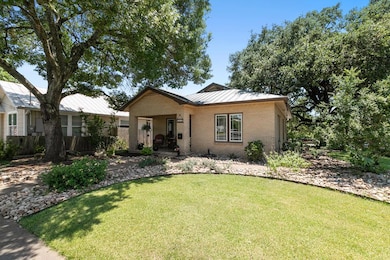 317 W San Antonio St, Fredericksburg, TX 78624 - photo 3
