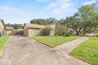 14915 Sun Harbor Dr, Houston, TX 77062 - photo 4
