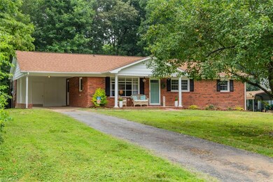 Plenty of driveway space!