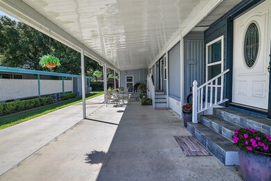 Entrance to Florida Room and Entrance into Kitchen