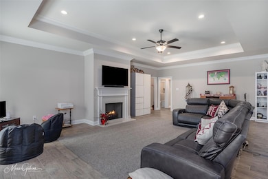 Living room with a fireplace with flush hearth, a 