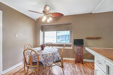Kitchen eat-in area