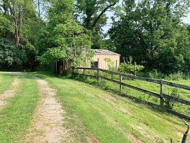 7811 S Sanes Rd, Connersville, IN 47331 - photo 4