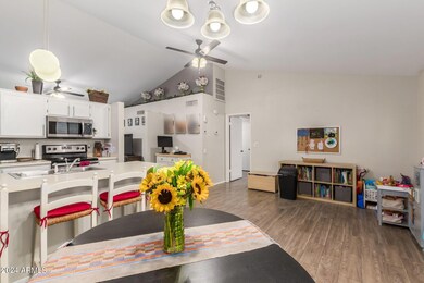 1722 E Grandview Rd - living