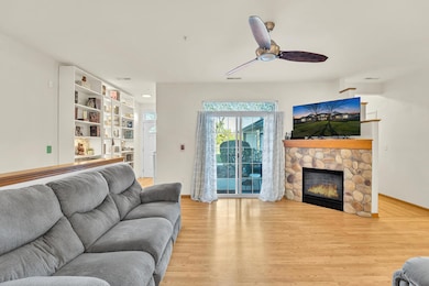 4834 W Maple Leaf Cir unit 6, Milwaukee, WI 53220 - photo 2