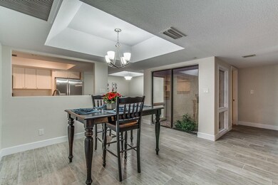 8040 E Via Del Valle-large-010-17-Dining