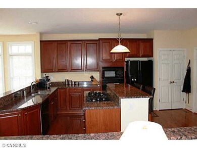 Kitchen - The kitchen offers hardwood floors, Cher