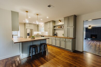 Kitchen featuring a breakfast bar, kitchen peninsu