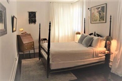 SPACIOUS Bedroom with Antique Furniture, Queen Siz