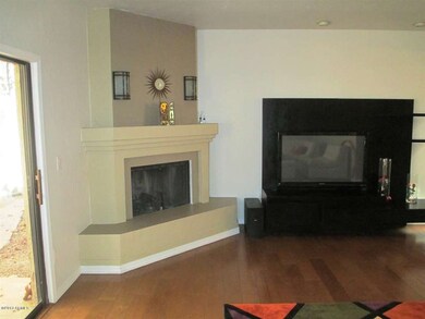 Via Del Valle-Living room 2