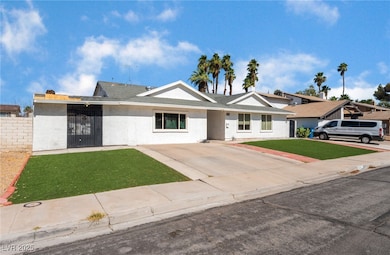 Ranch-style home with stucco siding and a front la