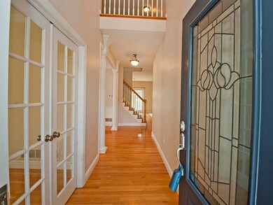 WONDERFUL OPEN FLOOR PLAN W/9' CEILINGS - JUST BEA