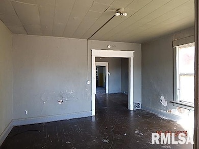 1410 W 4th St, Davenport, IA 52802 - photo 3