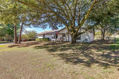 111 Oak Ridge Dr, Cleburne, TX 76031 - photo 4