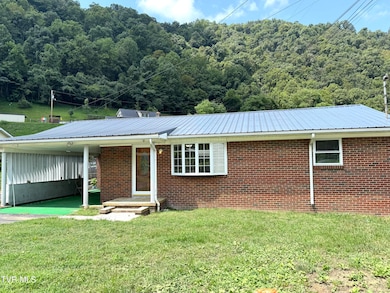 1104 Little Prater Rd, Grundy, VA 24614 - photo 2