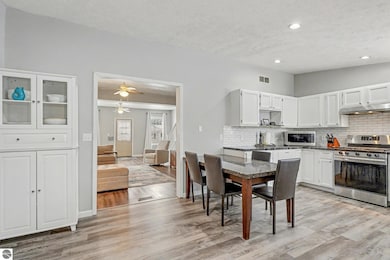 326 W Emerson St, Ithaca, MI 48847 - photo 6