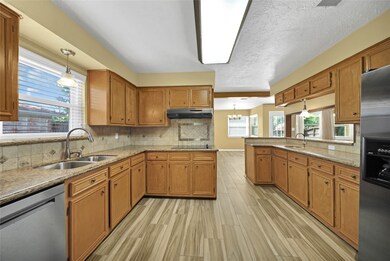 333 Dawn Hill Dr, Friendswood, TX 77546 - photo 7