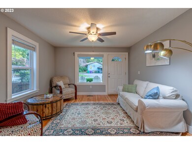 Living Room/Entrance