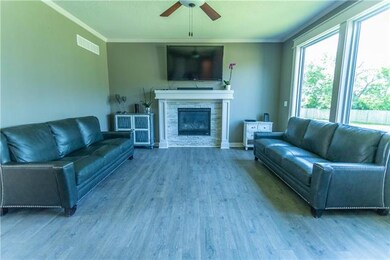 1919 Parkview Dr, Raymore, MO 64083 - photo 7