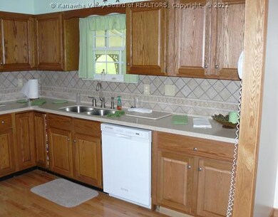 219 Pine Cir, Dunbar, WV 25064 - photo 4