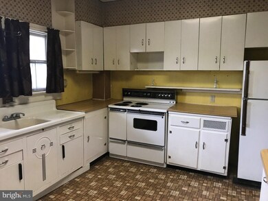 207 S Jardin St, Shenandoah, PA 17976 - photo 2