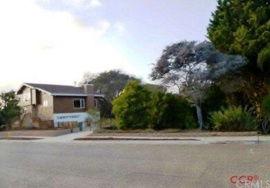 Extra wide lot may be splitable.