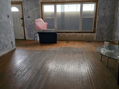 10562 S Wabash Ave, Chicago, IL 60628 - photo 5